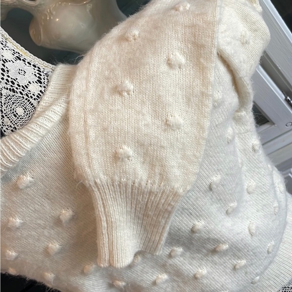 Cream colored sweater - Picture 5 of 6